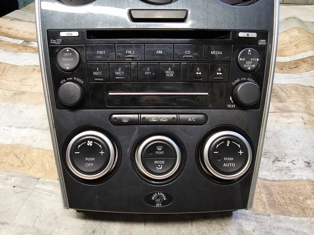 Radio, odtwarzacz CD/DVD, nawigacja CQEM4570AK