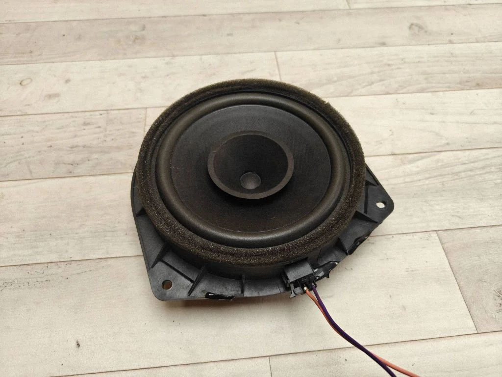 Skaļrunis (-ņi) priekšējās durvīs 8616002370