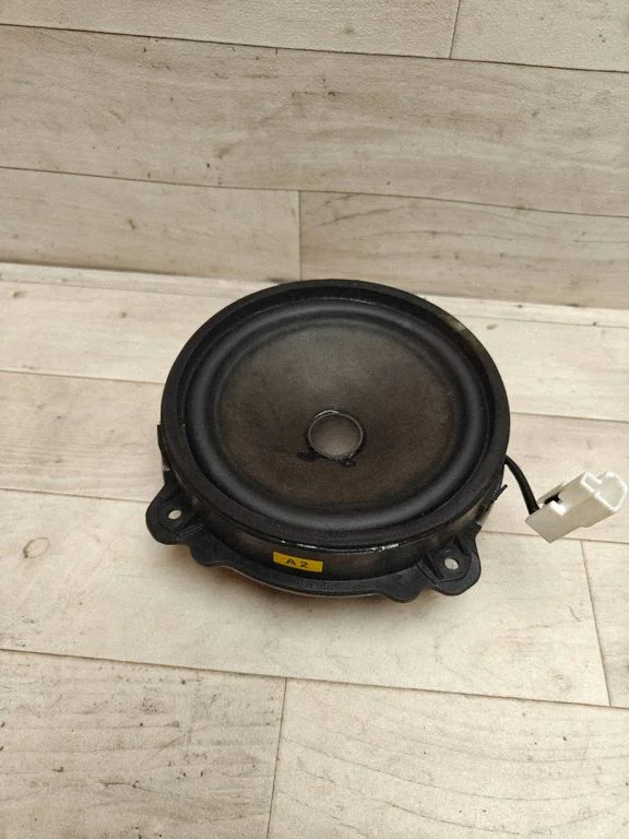 Skaļrunis (-ņi) priekšējās durvīs C105A2