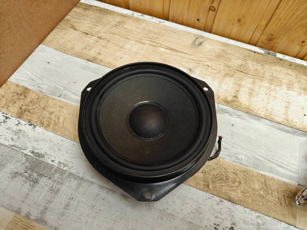 Skaļrunis (-ņi) priekšējās durvīs 24423552