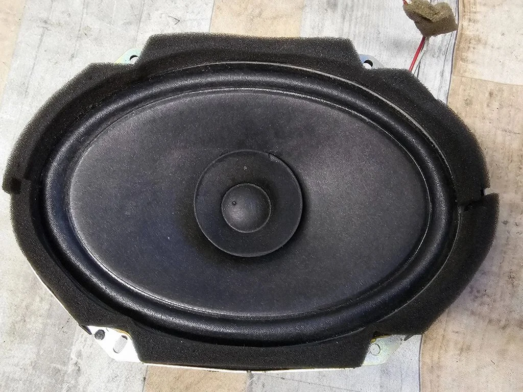 Skaļrunis (-ņi) priekšējās durvīs C23566960