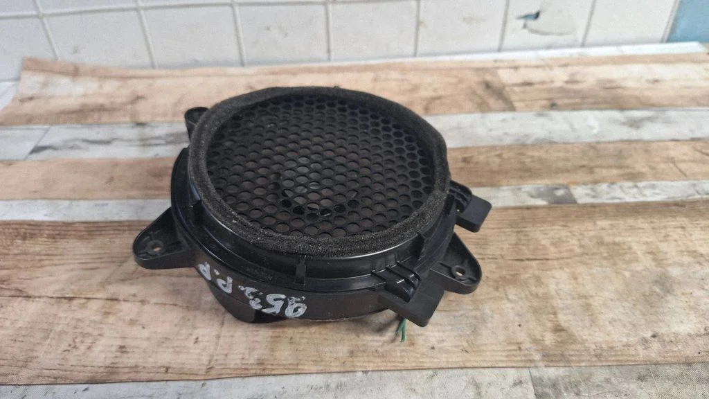 Głośnik w drzwiach przednich 04685967AD