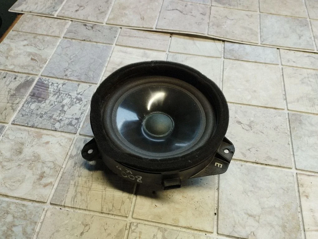 Głośnik w drzwiach przednich 86301AJ010