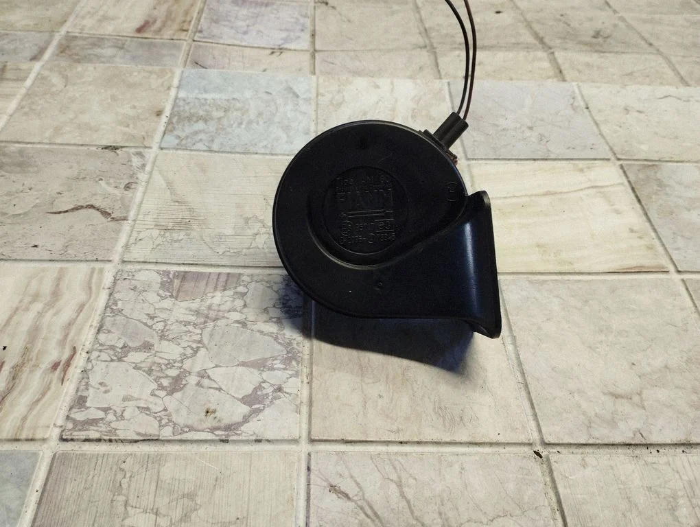 Horn signal – Saab 9-5 (1998-2005)