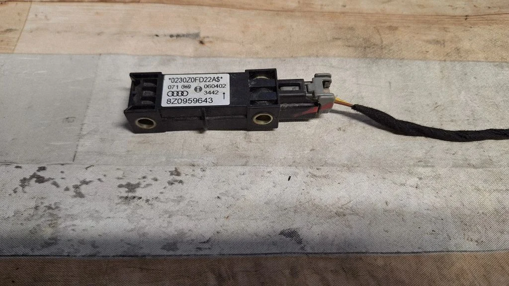 Airbag deployment crash/impact sensor 8Z0959643