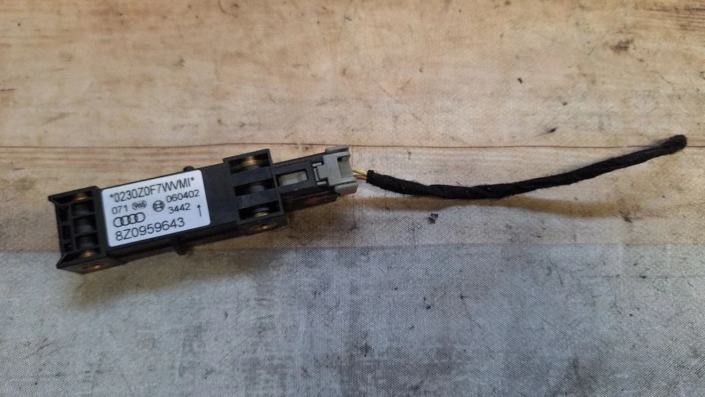 Airbag deployment crash/impact sensor 8Z0959643