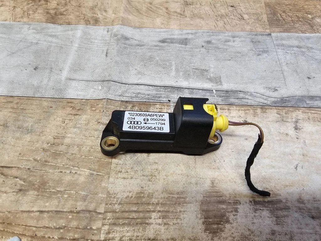 Drošības spilvenu trieciena sensors 4B0959643B