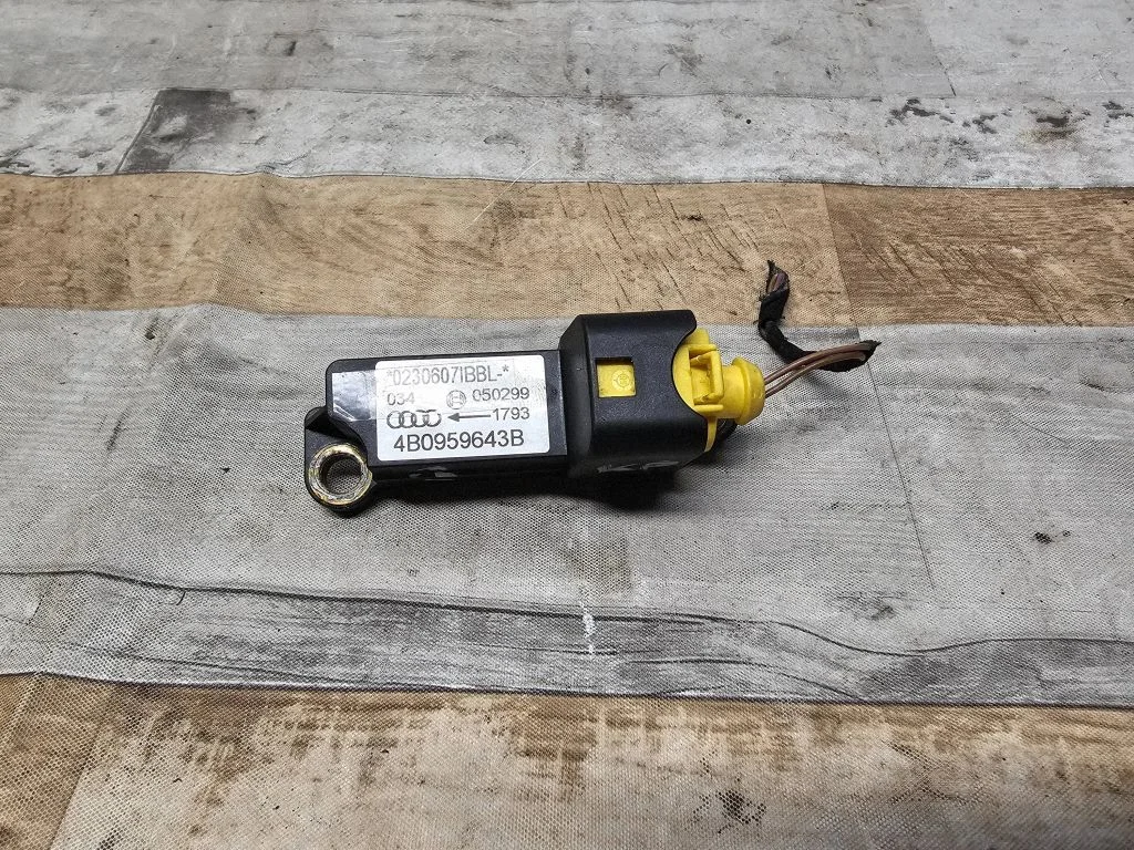 Drošības spilvenu trieciena sensors 4B0959643B
