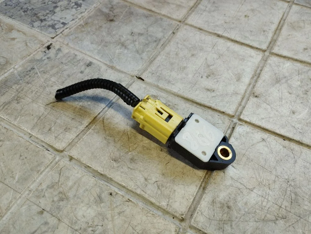 Airbag deployment crash/impact sensor – Toyota Corolla Verso AR10 (2004-2009)