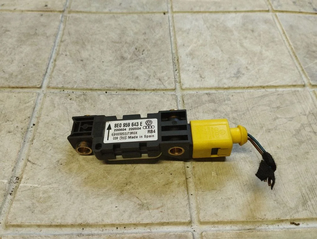 Drošības spilvenu trieciena sensors 8E0959643E