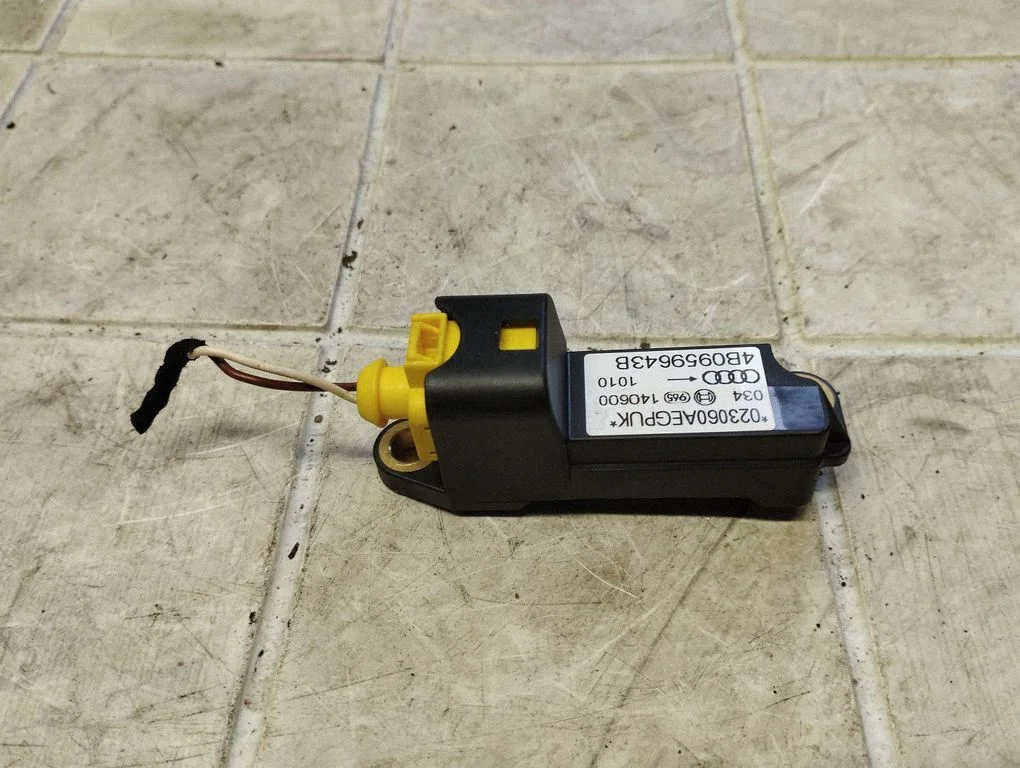 Drošības spilvenu trieciena sensors 4B0959643B
