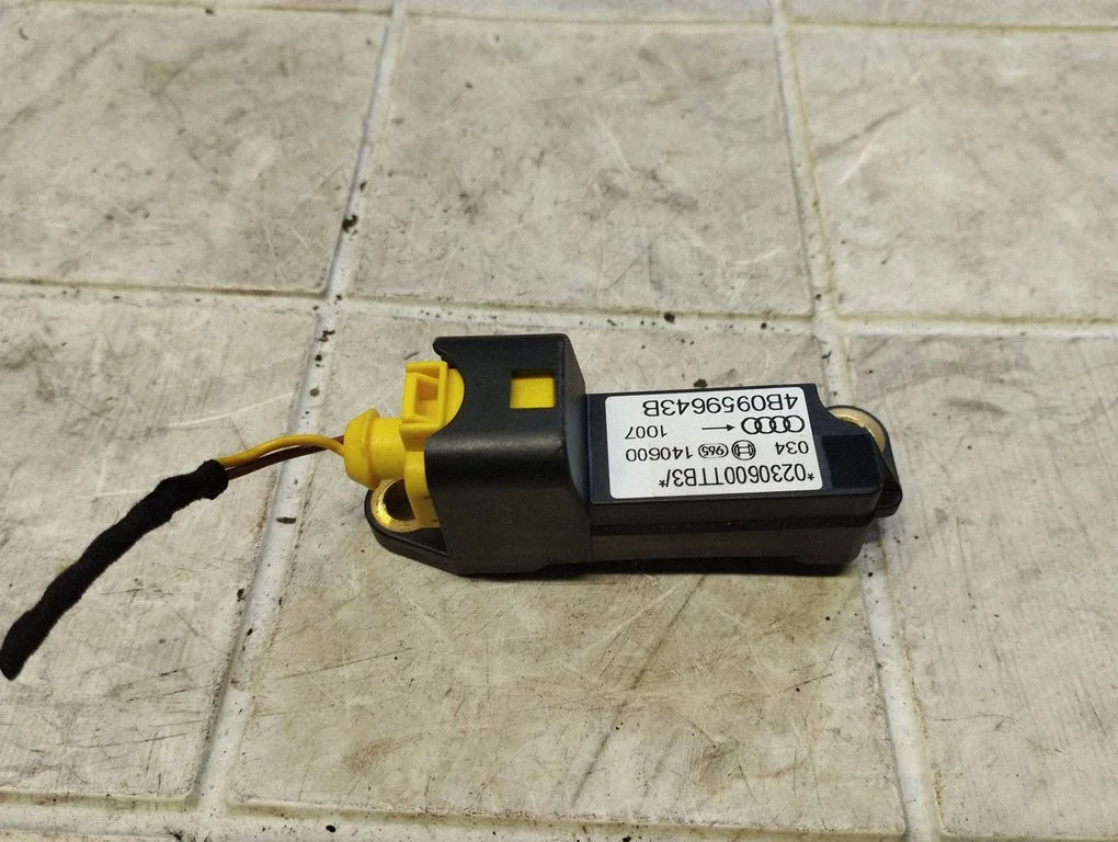 Drošības spilvenu trieciena sensors 4B0959643B