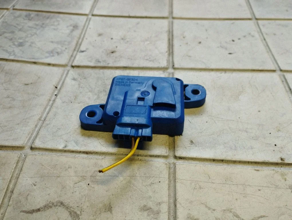 Airbag deployment crash/impact sensor – Opel Omega B2 (1999-2003)