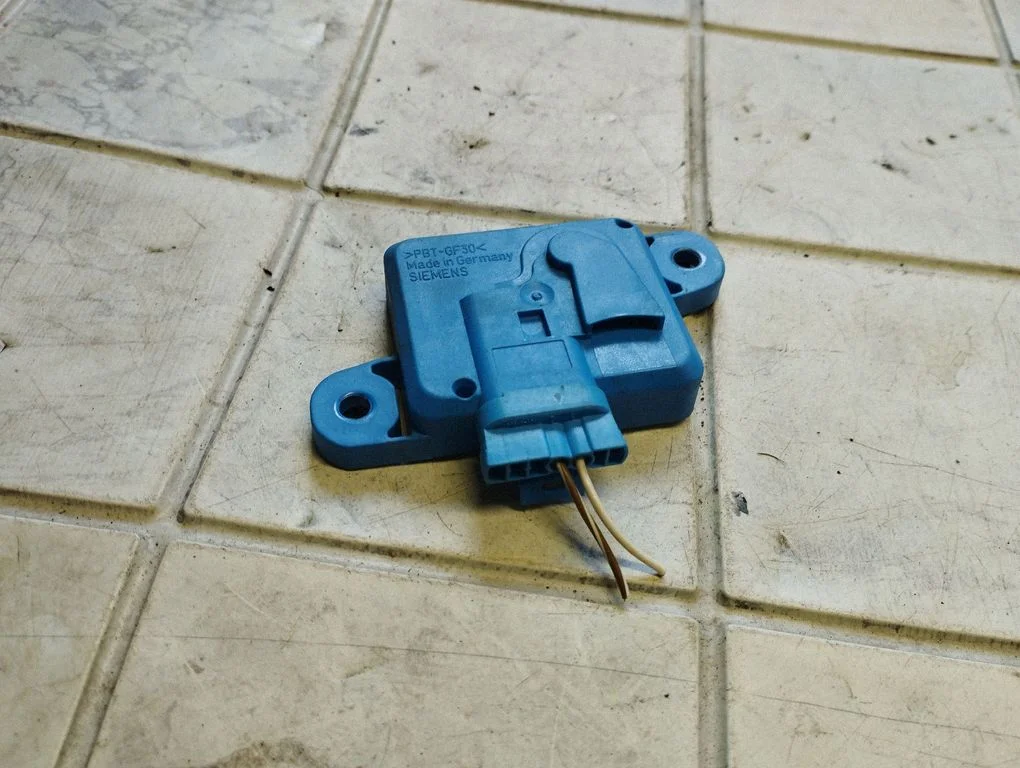 Airbag deployment crash/impact sensor – Opel Omega B2 (1999-2003)