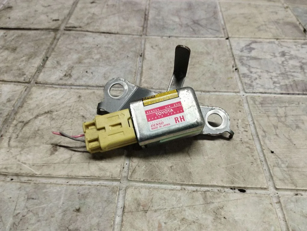 Czujnik zderzeniowy poduszek powietrznych 8986042020