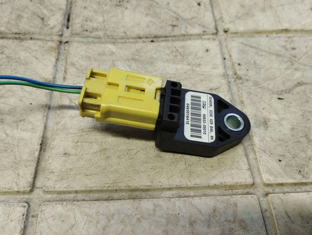 Airbag deployment crash/impact sensor – Toyota Avensis T250 (2003-2006)