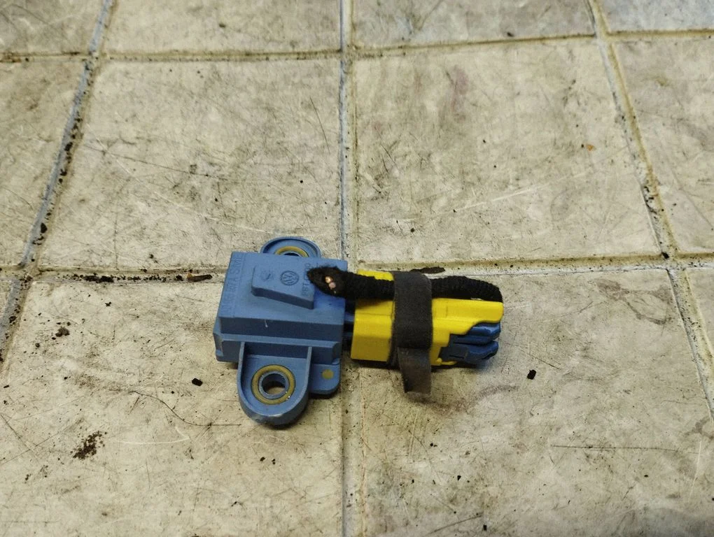 Drošības spilvenu trieciena sensors 1K0955557A