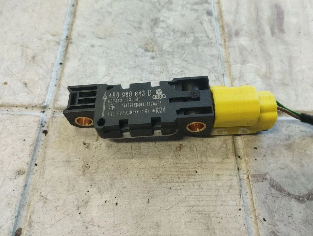 Airbag deployment crash/impact sensor – Audi A3 S3 8P (2003-2012)