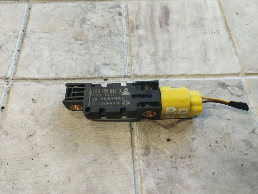Airbag deployment crash/impact sensor – Audi A3 S3 8P (2003-2012)