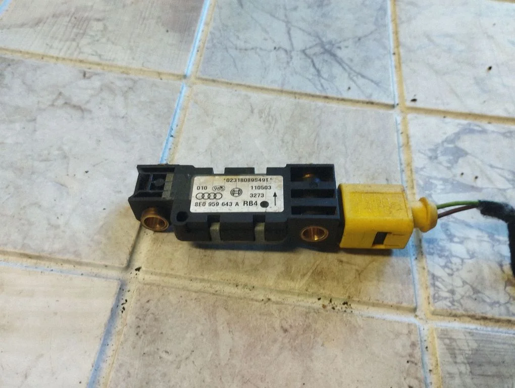 Drošības spilvenu trieciena sensors 8E0959643A
