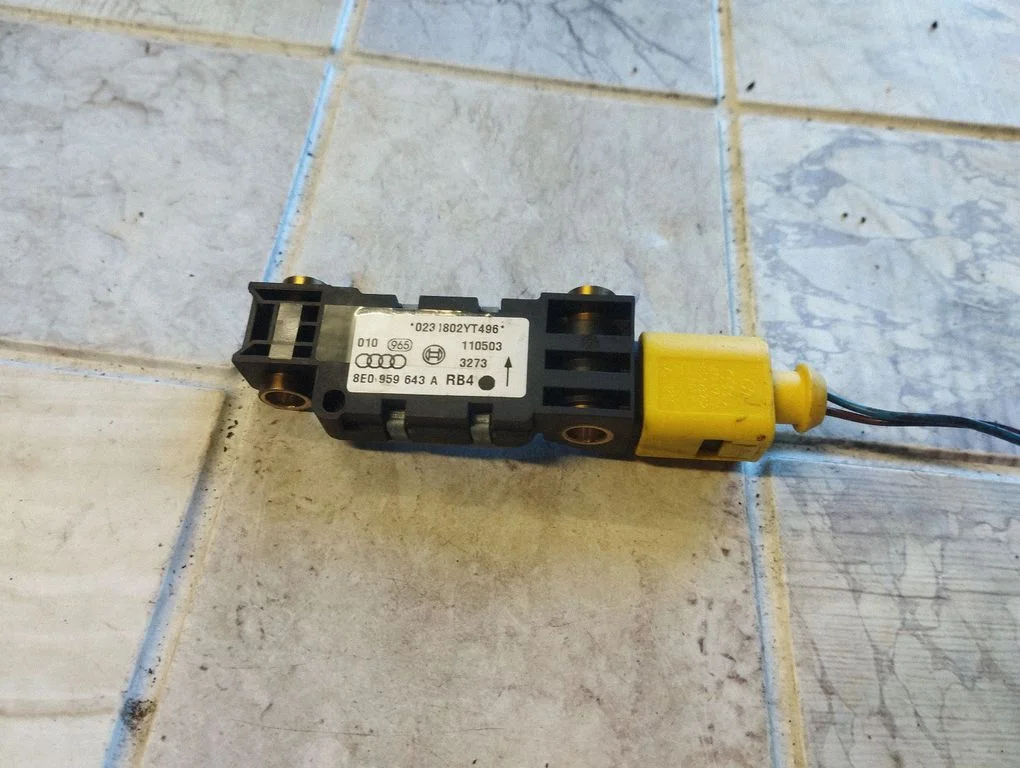 Drošības spilvenu trieciena sensors 8E0959643A