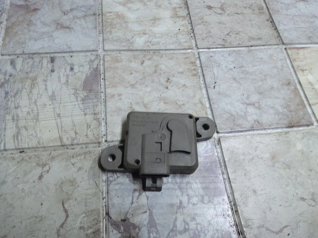 Airbag deployment crash/impact sensor – Opel Vectra B (1996-2002)