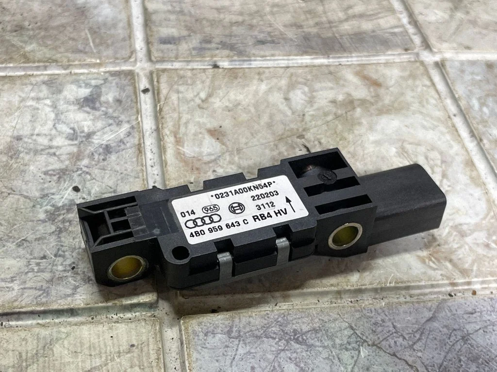 Drošības spilvenu trieciena sensors 4B0959643C
