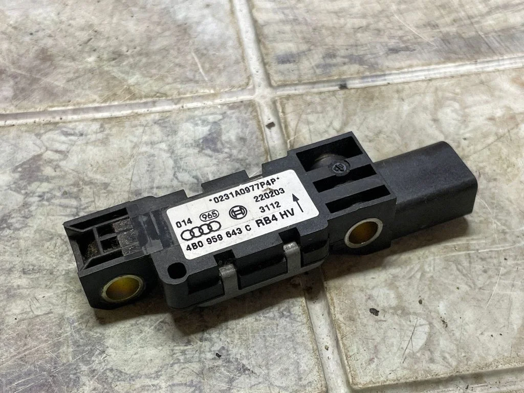 Drošības spilvenu trieciena sensors 4B0959643C