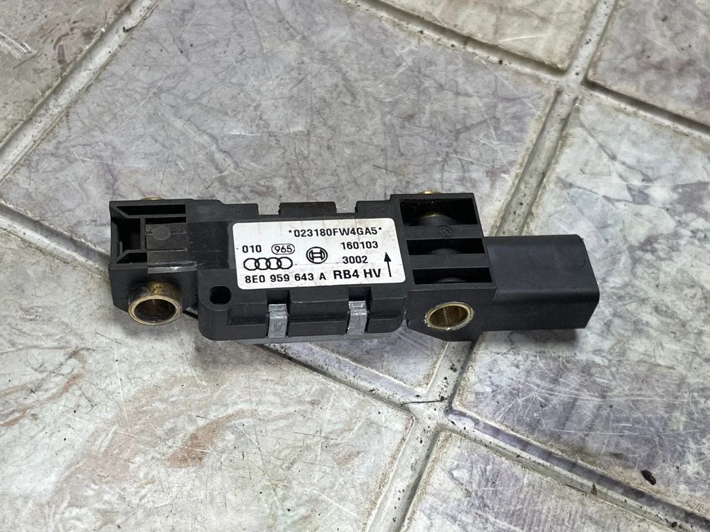 Drošības spilvenu trieciena sensors 8E0959643A