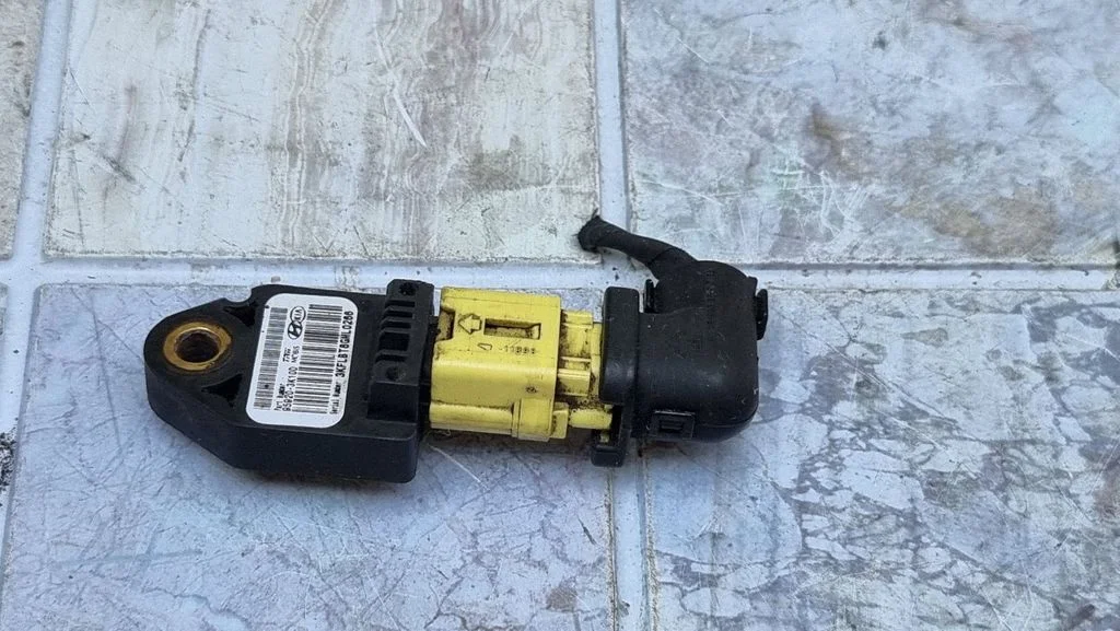 Airbag deployment crash/impact sensor 959203K100 – Hyundai Sonata (2006-2015)
