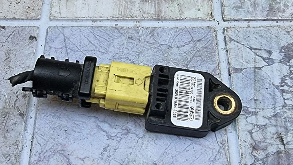 Airbag deployment crash/impact sensor 959203K100 – Hyundai Sonata (2006-2015)
