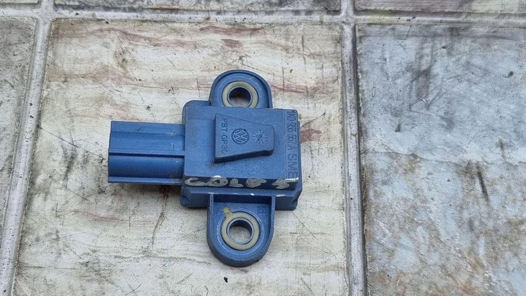 Drošības spilvenu trieciena sensors 1K0955557A