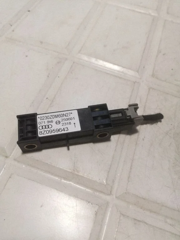 Drošības spilvenu trieciena sensors 8Z0959643