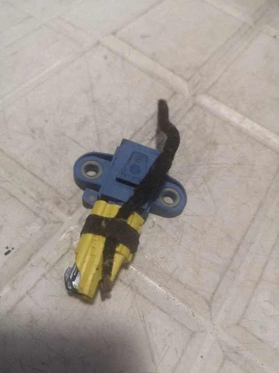 Drošības spilvenu trieciena sensors 1K0955557A