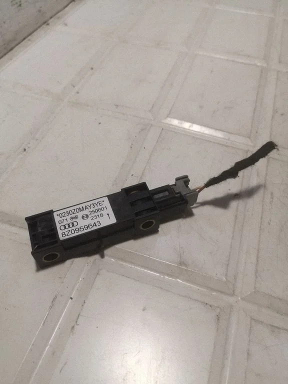 Drošības spilvenu trieciena sensors 8Z0959643