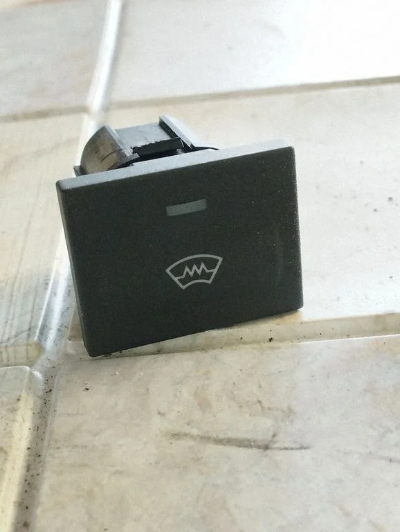 Windscreen/window heater switch – Ford Focus C-MAX (2003-2010)