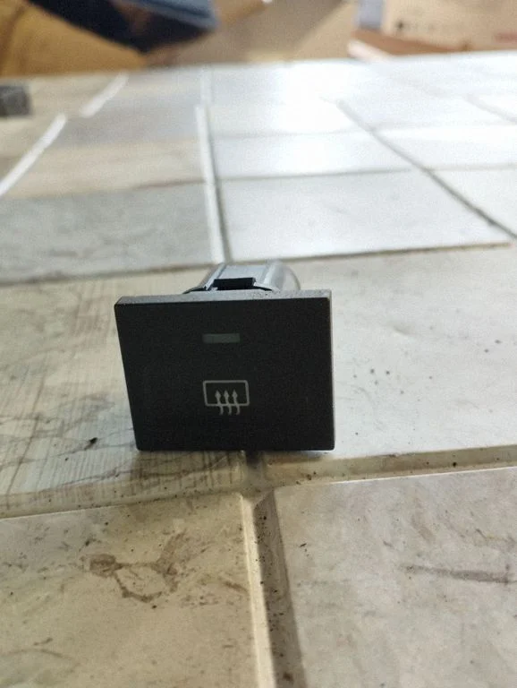 Windscreen/window heater switch – Ford Focus C-MAX (2003-2010)