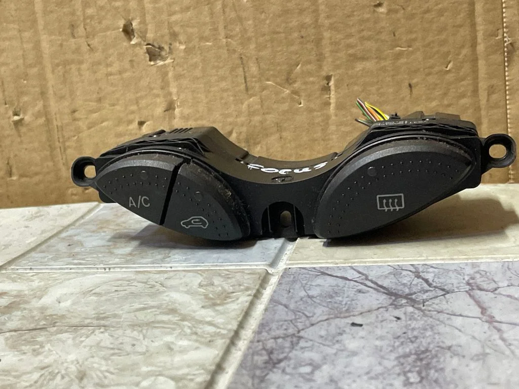 Windscreen/window heater switch – Ford Focus C-MAX (2003-2010)