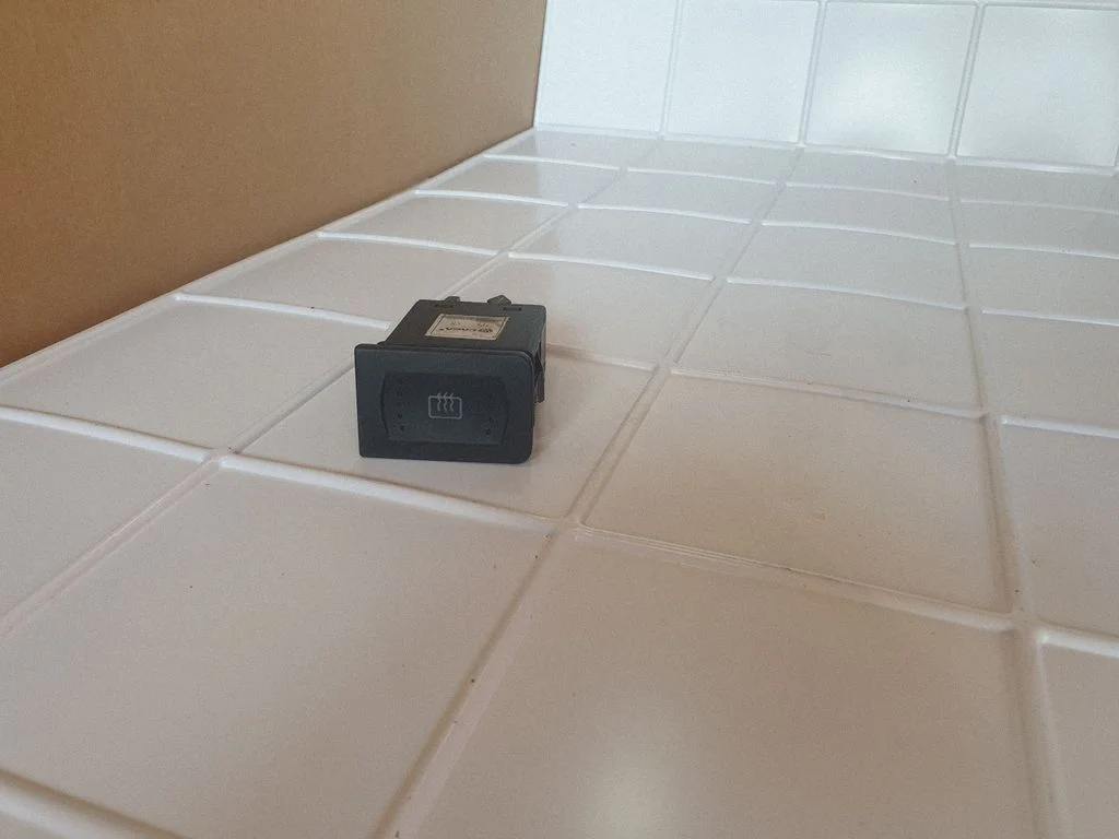 Klaasisoojenduse lüliti 1J0959621C