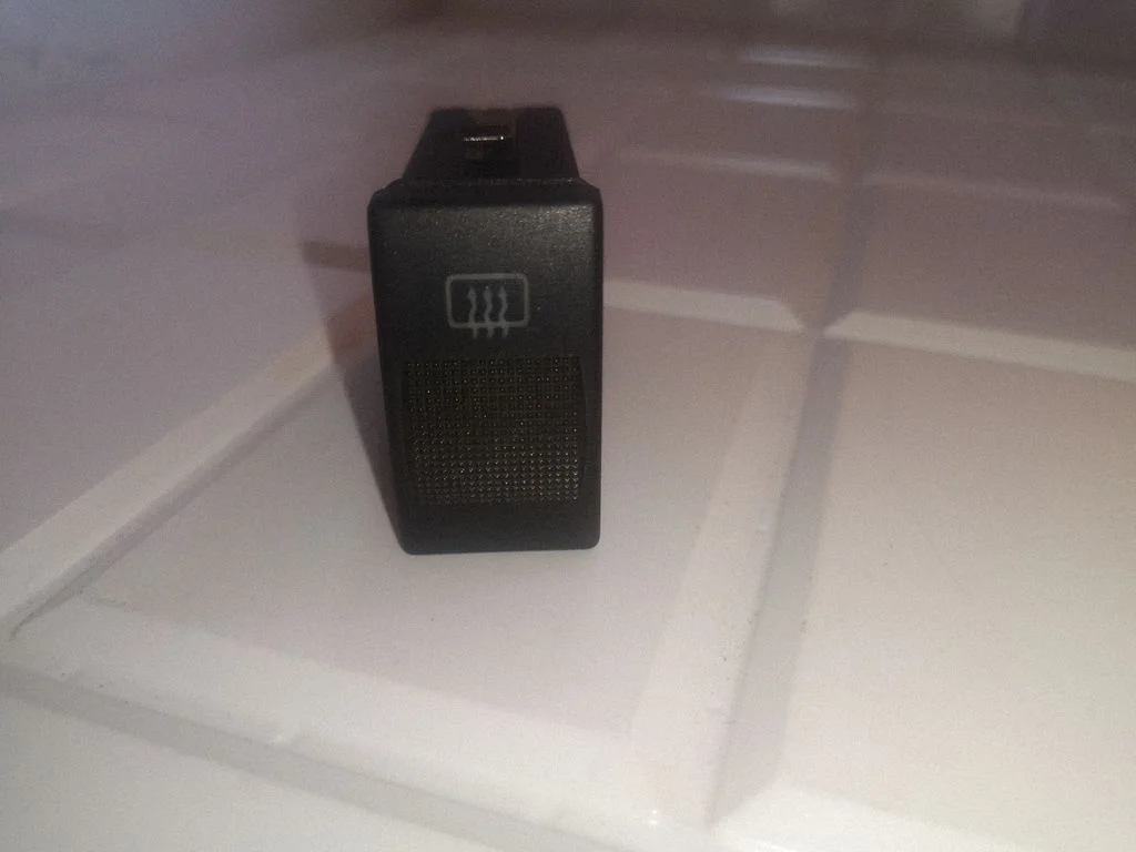 Przełącznik ogrzewania szyby 4D0941503B