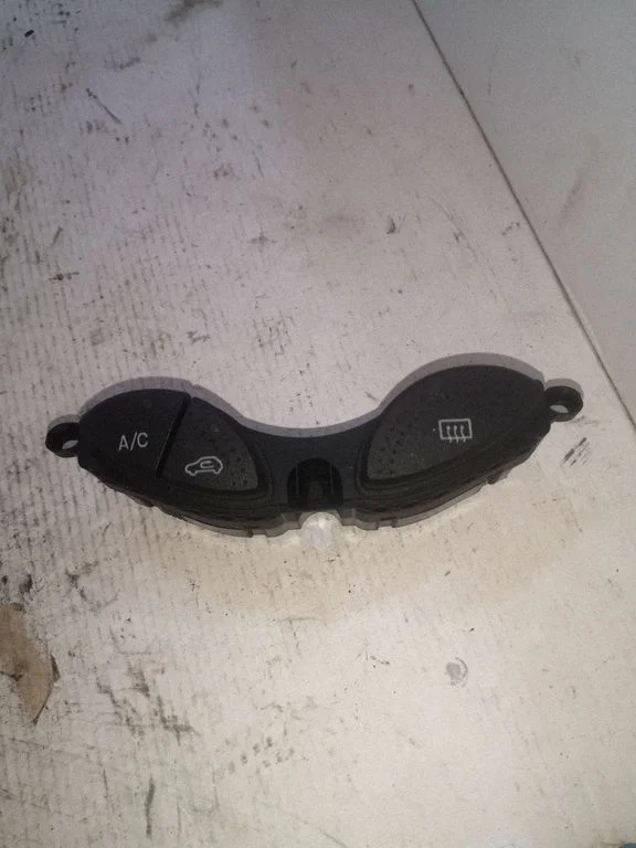 Windscreen/window heater switch – Ford Focus (1998-2004)