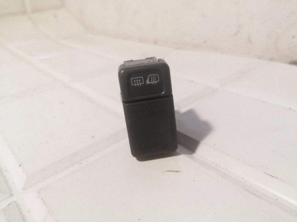 Windscreen/window heater switch – Volvo S70 V70 V70 XC (1997-2000)