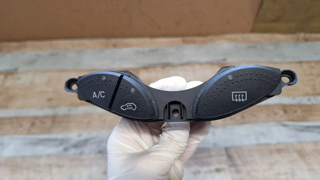 Windscreen/window heater switch – Ford Focus C-MAX (2003-2010)