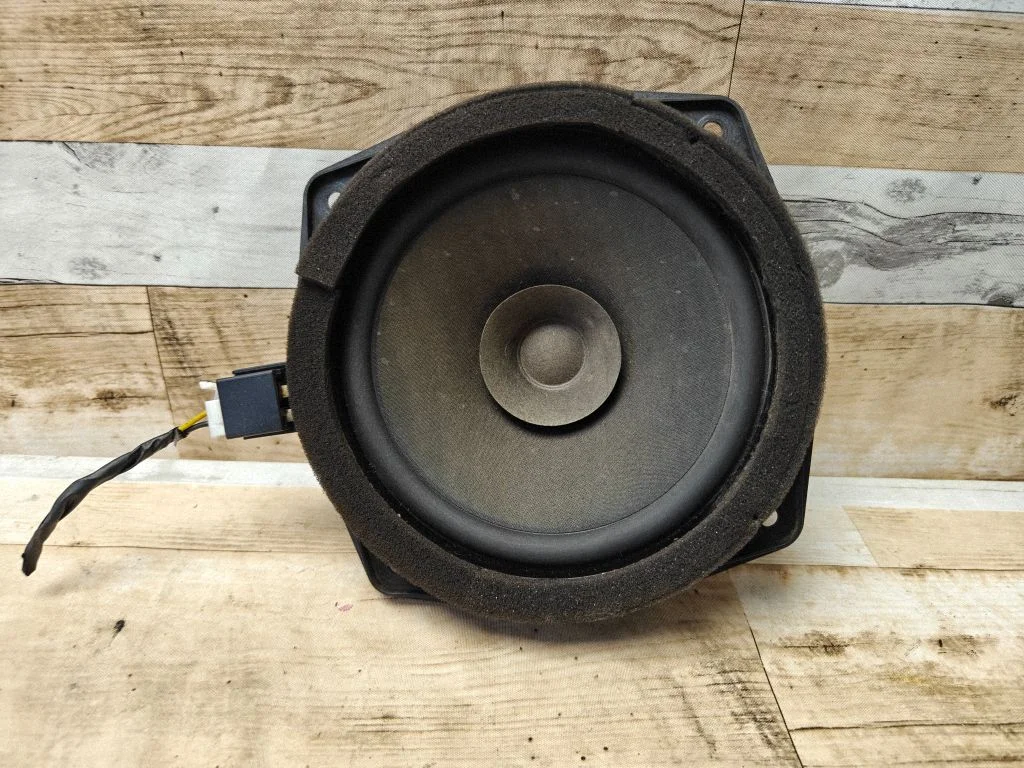 Tagaukse kõlar(id) 903302E000
