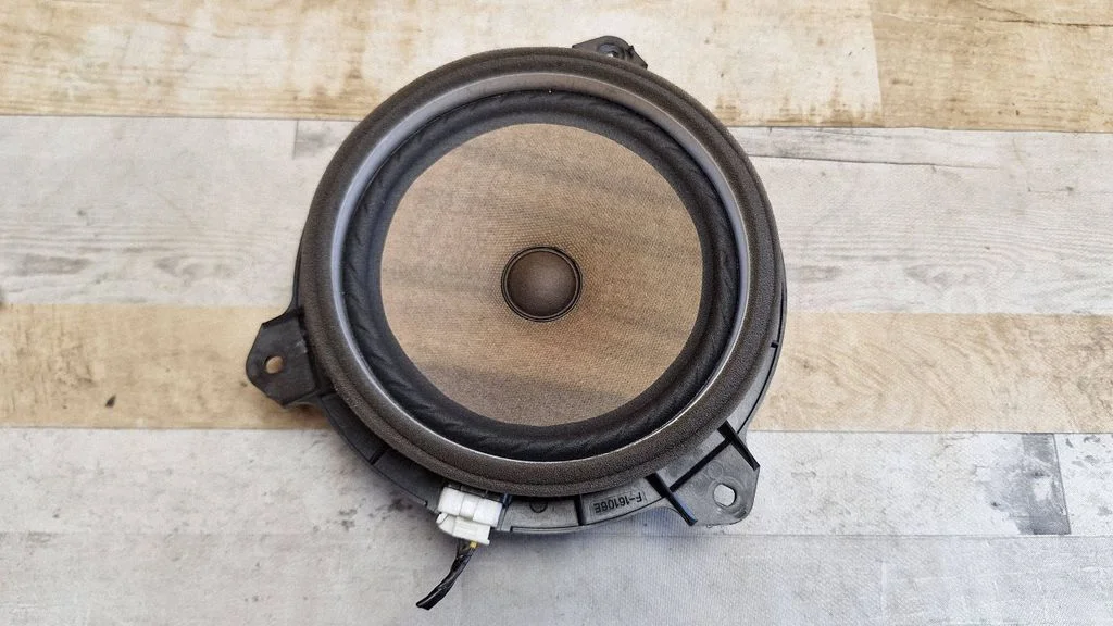 Rear door speaker – Toyota Prius (NHW20) (2003-2009)