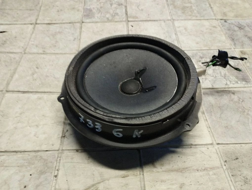 Skaļrunis (-ņi) aizmugurējās durvīs 6M2T18808AC