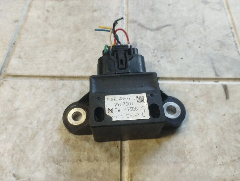 ESP (stabiilsussüsteemi) andur (pöördekiirusandur) GJ6E437Y1