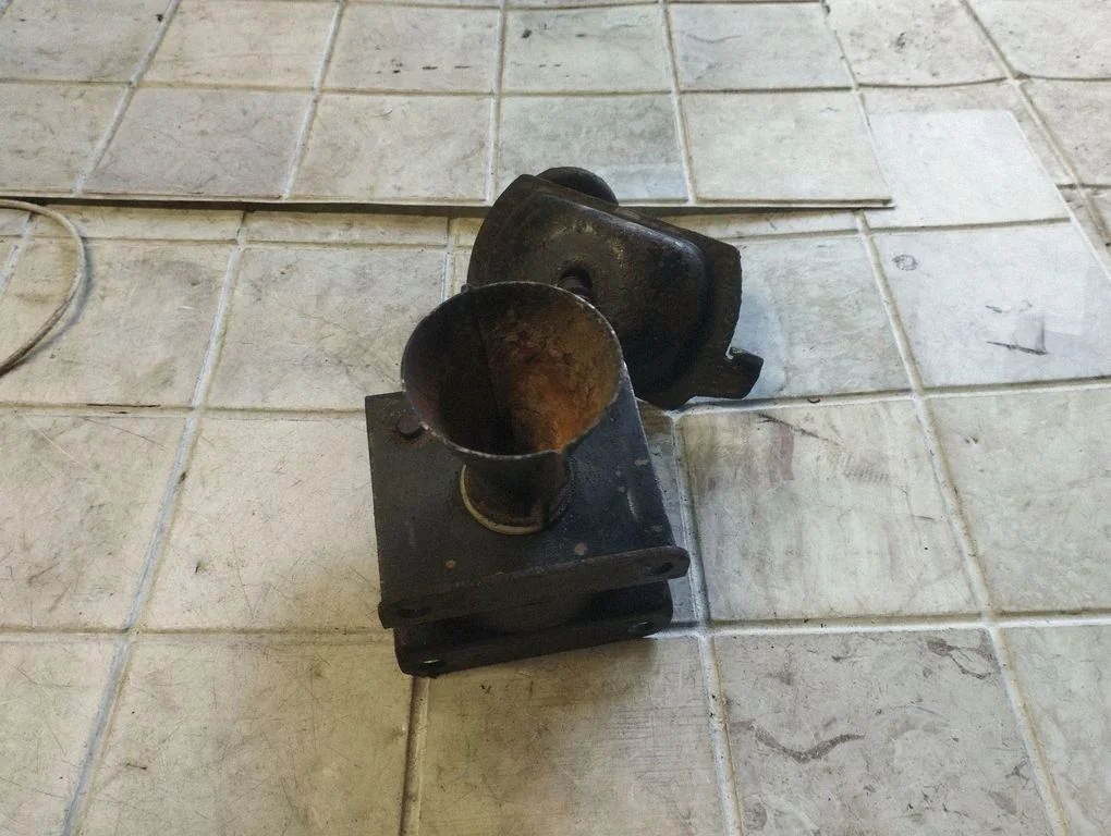 Spare wheel mounting bracket – KIA Sorento (2002-2009)