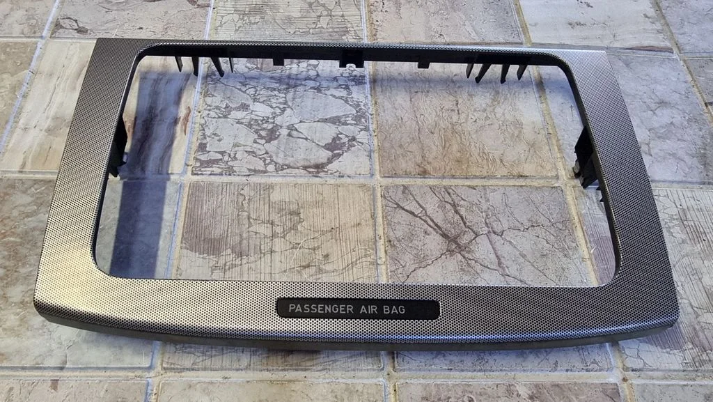 Raadio/navigatsiooni viimistlus – Volkswagen Passat B6 (2005-2010)