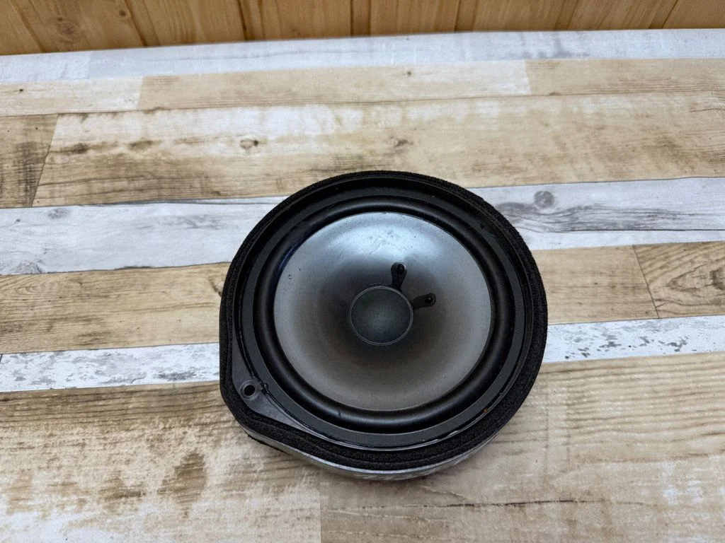 Front door high frequency speaker – front right